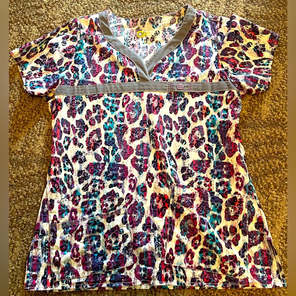Women’s Wonderwink scrub top. Leopard animal print. Small excellent condition